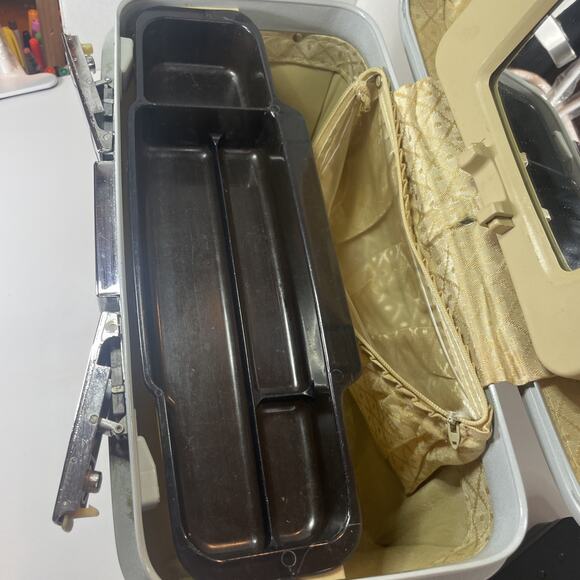 Vintage Samsonite Train Case Red Cosmetic Makeup Tray Mirror Hard Luggage No Key - Picture 8 of 16